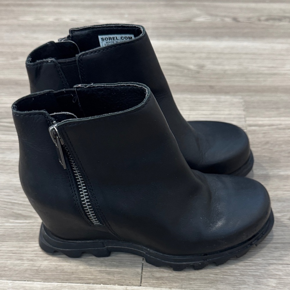 Sorel Women's Joan of Arctic Wedge III Zip Chelsea Boot Black